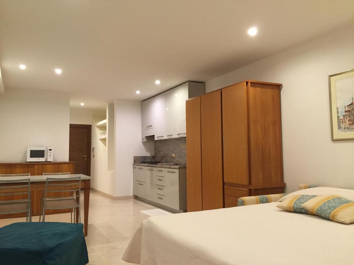 Genovese Villa Elena Appartamenti Вараце Екстериор снимка